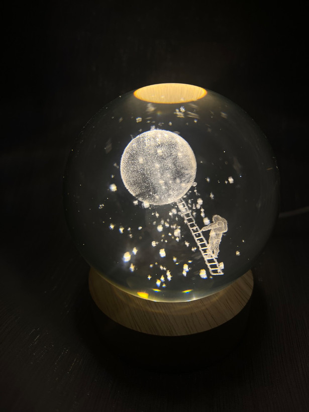 گوی چراغ خواب کریستال طرح فضای نوردی که با پله به ماه میرود