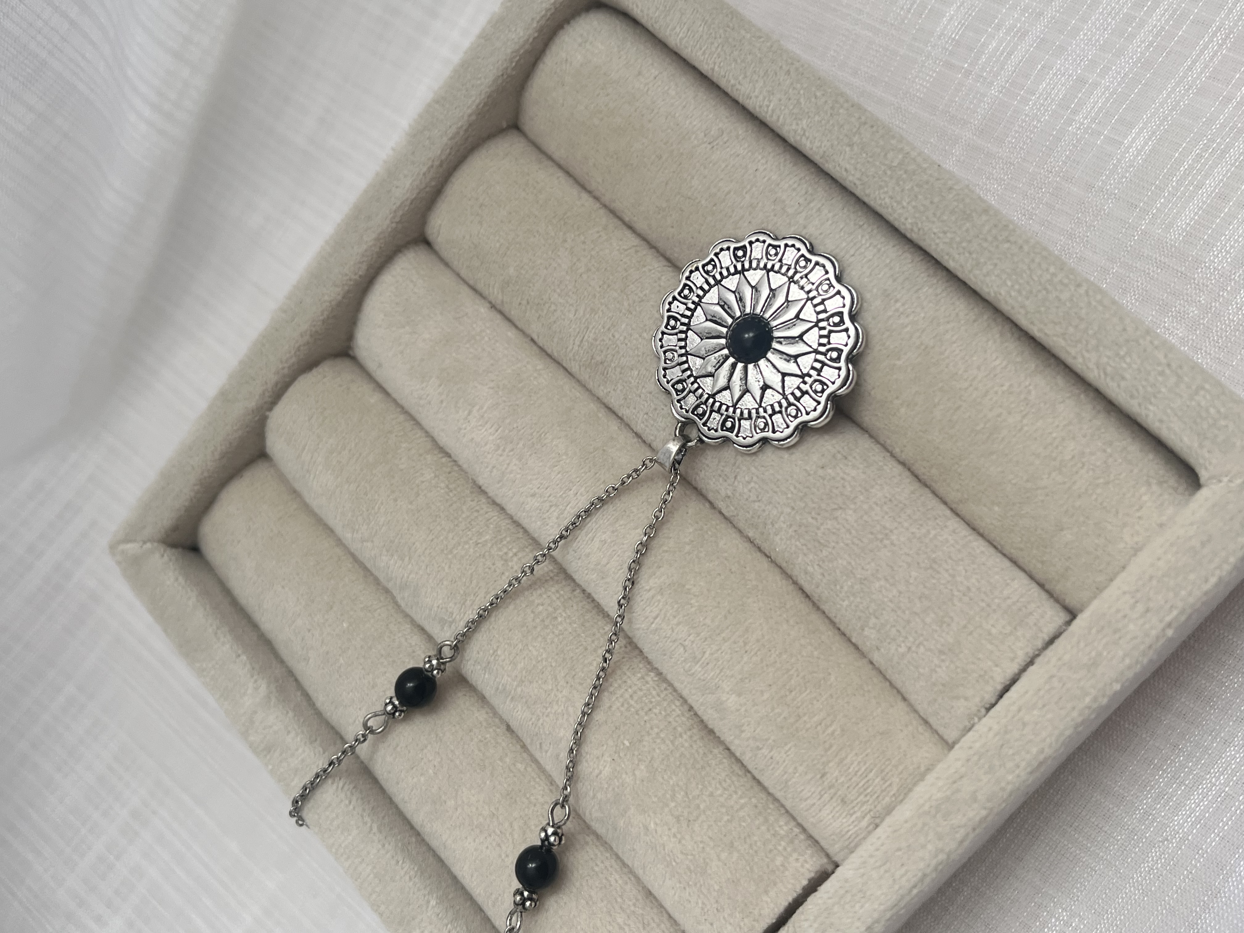 گردنبند زنانه مدل گل  مهره دار استیل نقره ای رنگ ثابت