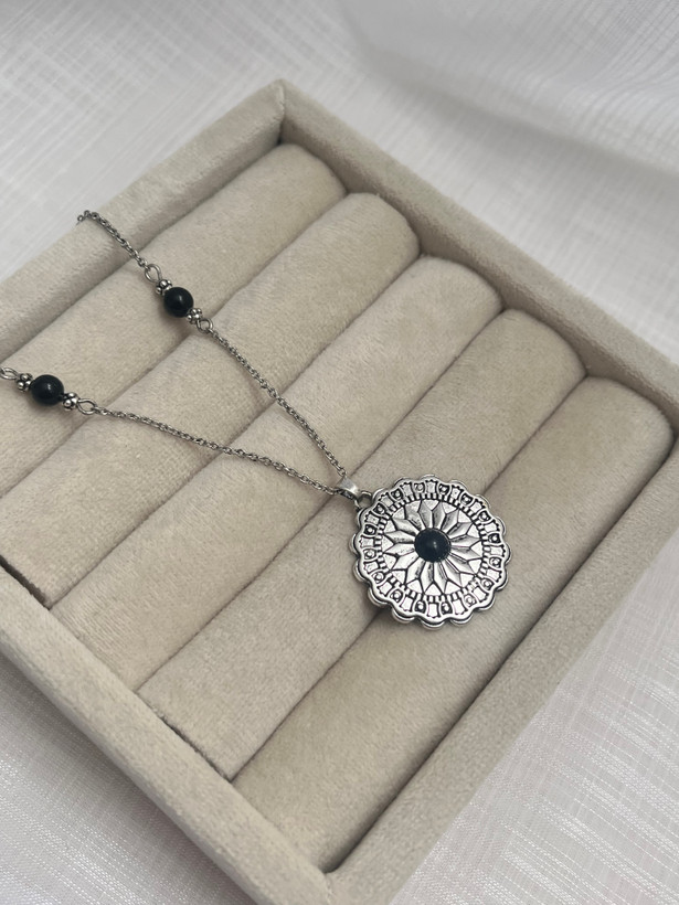 گردنبند زنانه مدل گل مهره دار استیل نقره ای رنگ ثابت